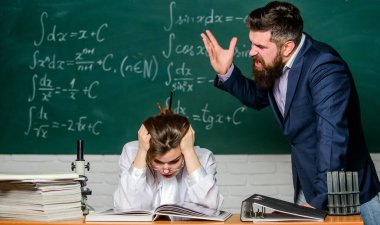Öğretmen ciddi ciddi sakallı bir adamın öğrenci kızla anlaşmazlığı var. Çatışma durumu. Okul çatışması. Talep eden bir öğretim üyesi. İletişim kurmaktan mutsuz bir adam. Okul müdürü cezadan bahsediyor.