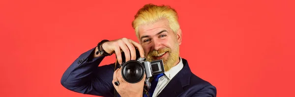 Mannelijke schoonheid. vastleggen resultaat van kapperszaak salon. vintage camera. zelfverzekerde zakenman houdt retro camera vast. Volwassen man geverfd baard en haar. professionele fotograaf maken foto — Stockfoto