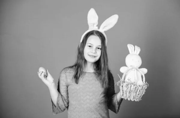 Velikonoční vaječné hrby jako součást festivalu. Děvčátko malé dítě velikonoční příslušenství, které má obarvené vajíčko. Původ velikonočního králíčka. Velikonoční symboly a tradice. Hravé dítě s jemnou hračkou. Setkání s jarním svátkem — Stock fotografie