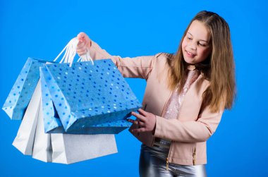 Güzel alışveriş. Mutlu çocuk. Yetenekli küçük kız. Satış ve indirimler. Tatil alışverişi tasarrufu. Çocuk modası. Paketli tezgahtar. Alışveriş torbalı küçük bir kız. Çocuğun elinde çanta satın al.