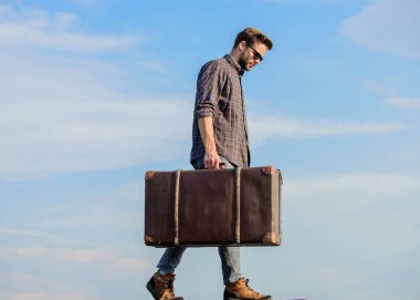 Heyecanı hisset. Erkek modası. Çok modaya uygun görünüyorsun. Seksi erkek gökyüzü arka planı. Maço turist turist çantası. Gezgin, uçuşu bekle. Çekil şuradan. Gözlüklü iş adamı. iş gezisi