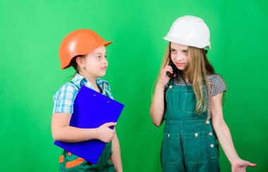 Yenileme planı. Ev geliştirme aktiviteleri. İnşaat mühendisi mimar. Geleceğin mesleği. Çocuklar tadilat yapmayı planlıyor. Girişimci çocuklar odalarını yeşil arka planda yeniliyorlar.