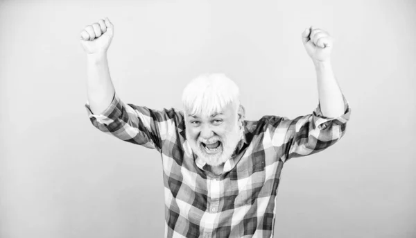 Peluquero y peluquero. moda masculina. atención médica. viejo abuelo enojado. hombre barbudo maduro con peluca blanca. Concepto de pérdida de cabello. abuelo en la jubilación. Hombre mayor con barba gris. agresión —  Fotos de Stock