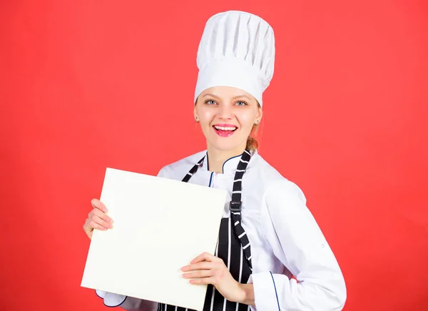 Chef autore libro culinario. Cucinare cibo e culinario come hobby. Cuocere alla ricerca di ricette di cucina nel ricettario. Donna che legge libro di cucina in cucina. Consigli e consigli. Cucinare cibo. Delizioso e gourmet — Foto Stock