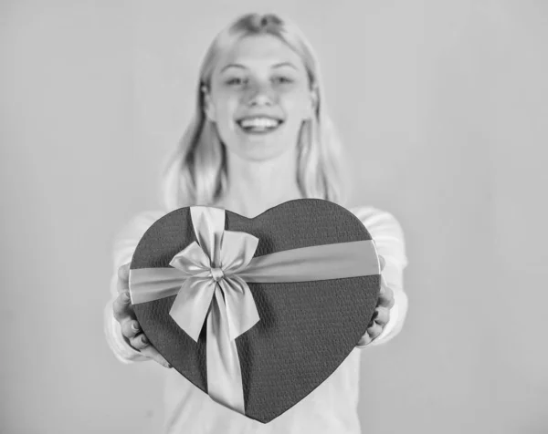 Las manos femeninas sostienen la caja de regalo. Preparé algo especial para él. Ella persona romántica. Regalo de San Valentín para novio. Encuentra un regalo especial para novio prometido o marido. Regalo sorpresa romántica para él — Foto de Stock