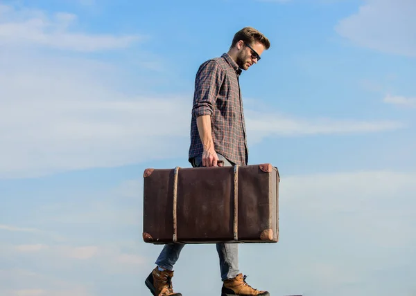 Erleben Sie die Aufregung. Männermode. sieht so trendy aus. sexy Mann Himmel Hintergrund. Macho-Mann Reisetasche. Reisende warten auf den Flug. Bewegen. Geschäftsmann mit Brille. Geschäftsreise — Stockfoto