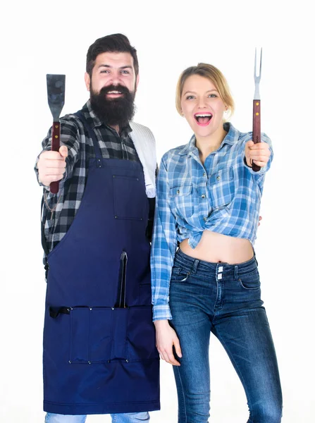 Matlagning tillsammans. Ett par förälskade som gör sig redo för grillning. Man skäggig kille och flicka redo för grill vit bakgrund. Picknick och grill. Amerikansk mattradition. Bakgård grillfest — Stockfoto