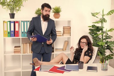 İşyeri ilişkileri. İş yerindeki iş adamları. Çalışan çift iş yerindeki sorunu çözer. Sakallı adam ve seksi kadın ofiste. İş yeri ilişkisinin geliştirilmesi