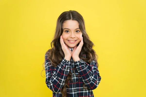 Gezichtsverzorging. Pas goed op haar haar. kind heeft lang krullend haar. na een bezoek aan de kapper. Gelukkig schoolmeisje in stijlvol uniform. terug naar school. Een damesjurk. kindermodeconcept — Stockfoto