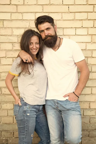 Amor romântico. Homem barbudo abraçando mulher bonita com amor. Amor erótico de hipster brutal e mulher sexy. casal sensual no amor na parede de tijolo — Fotografia de Stock