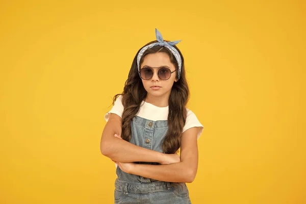 Pequeña fashionista. Linda chica de moda. Concepto de moda de verano. Protección UV. Gafas de sol de pelo rizado largo niña atada bufanda cabeza. Tendencia de moda. Puedes tener lo que quieras si te vistes para ello. — Foto de Stock