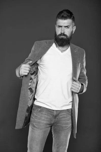 Comfortabele eenvoudige jas. Serieuze geconcentreerde man. Blanke man met een brute verschijning. Baard man met snor en baard op ongeschoren gezicht in brutale stijl. Brutale hipster draagt casual outfit — Stockfoto