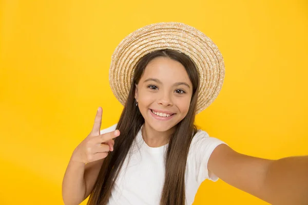 Teen girl summer fashion. Little beauty in straw hat. Beach style for kids. Visit tropical islands. Turn back brim straw hat. Happy kid relaxing summer resort. Summer vacation outfit. Ready to relax — Stock Photo, Image