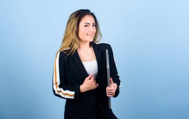 Düzenli bilgisayar kullanıcısı. Bilgi kaynağı. Blog konsepti. Dizüstü bilgisayarı olan kız. Dijital teknoloji. İnternette sörf yapmak. Bilgisayar dükkanı. Kendi blogunu oluştur. Kişisel blog. Sosyal ağlar ve günlük