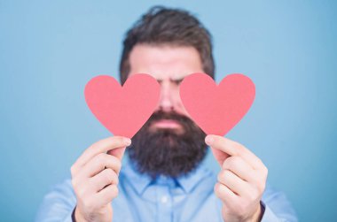 Mutlu aşk. Aşk inanılmaz. Adam sakallı hippi Kalp Sevgililer kartı ile. Aşkı kutlamak. Sakal ve bıyık romantik ruh hali ile çekici bir adam. Duygu aşk. Tanışma ve ilişkiler kavramı