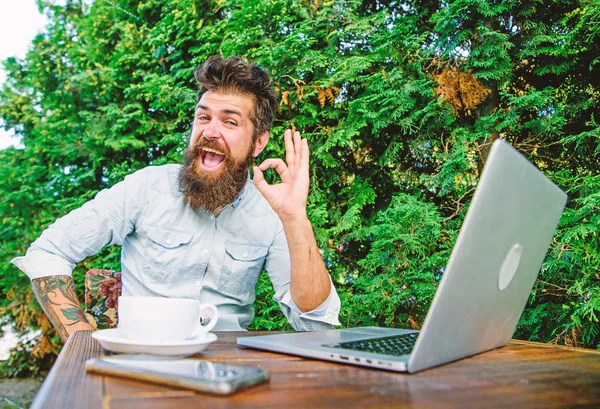 Un trabajo remoto. Ocupación profesional independiente. Buena expresión de trabajo. Bien hecho. Hipster ocupado con freelance. Wifi y laptop. Bebe café y trabaja más rápido. Barbudo hombre exitoso trabajador independiente —  Fotos de Stock