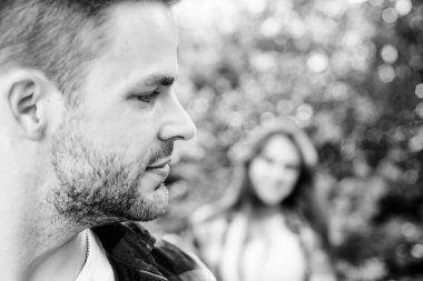 Hala giden olan kadınlara saygılı bir şekilde kendinizi ortaya koyun. Başlangıç ilişkisi. Çift ilişkisi. Çift açık havada doğa defokus. Aşık bir çift buluşması. Takip et beni