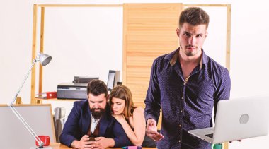 Teknoloji sürüş ve iş her gün dönüştürme. Genç çalışan dizüstü mobil teknoloji kullanarak Meslektaşlarımız süre kullanma. Müşteriler ile iletişim teknolojisini kullanarak. İş teknolojisi