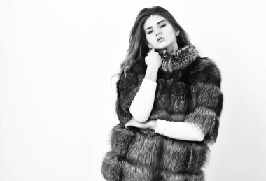 Kürk mağaza modeli sıcak yumuşak kabarık ceket yaka ile keyfini çıkarın. Kadın makyaj ve saç veya samur vizon kürk manto poz. Kürk moda kavramı. Kış elit lüks kıyafetler. Kadın kahverengi kürk manto