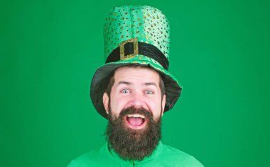 Şanslı hissediyor. Sakallı yeşil giyim gülümseyen mutlu İrlandalı adam. Mutlu saint patricks günü. Sakallı adam Saint patricks günü kutluyor. Hipster cüce şapkası ve kostüm