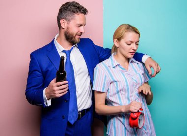 Alkolizm sorunu. Kabul edilemez davranış. Bir çift erkek ve kadın problemi. Aile çatışması. Sarhoş bir adam. İşten sonra sarhoş bir işçi. Kız alkolik adamla tanışır. Ev hanımı ve sarhoş koca. Bağır.