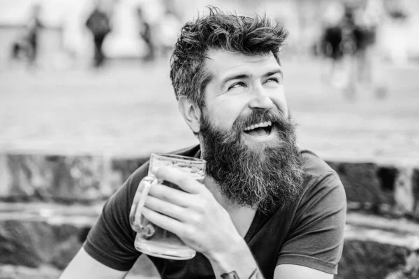 Bearded man with beer glass outdoor. Mature hipster with beard hair drinking beer. weekend relax. brutal male needs refreshment. drink alcoholic beer beverage. Cheers — Stock Photo, Image