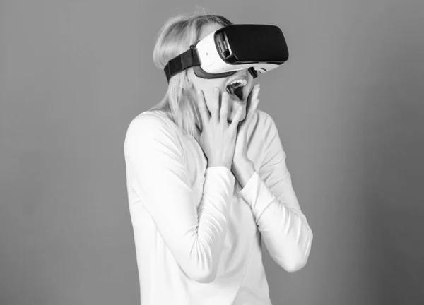Vicces fiatal nő Vr. 3D technológia, virtuális valóság, szórakozás, kibertér és emberek koncepció - boldog fiatal nő virtuális valóság headset vagy 3D-s szemüveg. Vr technológia. — Stock Fotó