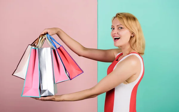 Feliz día de compras. Fácil manera de comprar. Chica con bolsas de papel. Viernes Negro. Retail y consumismo. Enamorado de su compra. Mujer en gira de compras. Descuentos y programa de lealtad. Ahorrar dinero —  Fotos de Stock