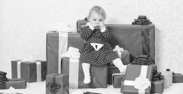 给幼儿的圣诞礼物。给孩子们的礼物第一个圣诞节。庆祝第一个圣诞节。婴儿第一个圣诞节一生中的第一次活动。小女孩玩附近堆礼品盒。家庭度假 — 图库照片