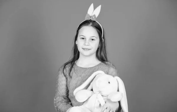 Criança em orelhas de coelho. Caça aos ovos. Férias em família. Menina com brinquedo de lebre. Festa de primavera. Feliz Páscoa. Momentos felizes. A aproveitar cada momento. É um prazer. criança feliz — Fotografia de Stock