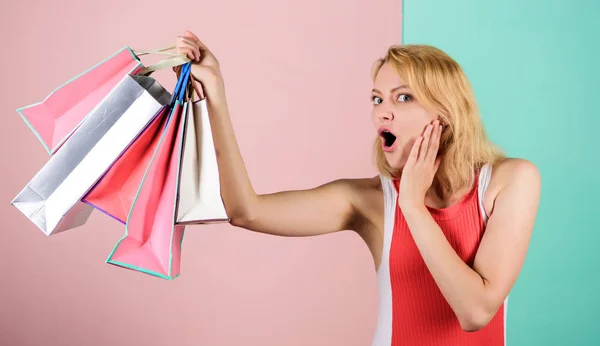 Kwaliteitsservice. Grote verkoop. vrouwelijke shopaholic houden boodschappentassen. presenteren pakketten voor vakantie voorbereiding. zomerkorting. speciale aanbieding op zwarte vrijdag. De winkel is gesloten. verrast vrouw shopper — Stockfoto