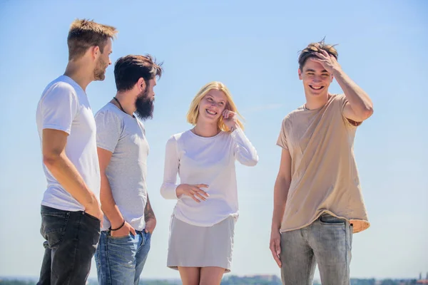 Netwerkconcept. Tijd doorbrengen met vrienden. Communicatieve vaardigheden. Zomervakantie. Mannen vrouw communiceert lucht achtergrond. Sociale interactie. Menselijke communicatie. Vrolijke mensen communiceren — Stockfoto