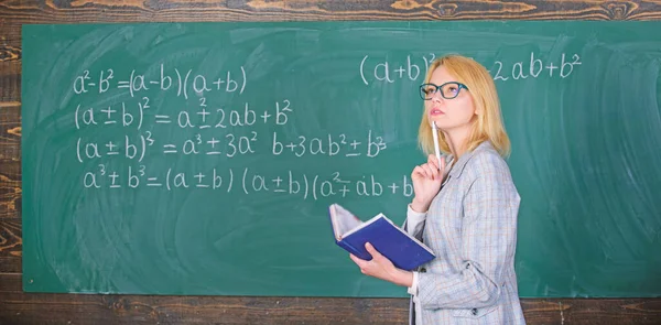 Cualidades que hacen buen maestro. Los principios pueden hacer que la enseñanza sea efectiva. Mujer enseñando cerca de pizarra en el aula. La enseñanza efectiva implica adquirir conocimientos relevantes sobre los estudiantes. — Foto de Stock