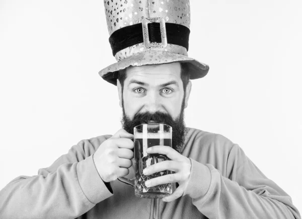 Ierse pub. Alcohol consumptie integraal onderdeel saint patricks dag. Ierse cultuur. Man bebaarde hipster grappige hoed drankje pint bier. Cheers concept. Gekleurde groene bier. Groene bier onderdeel van viering — Stockfoto
