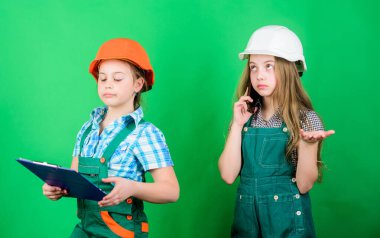 Girişimci çocuklar odalarını yeşil arka planda yeniliyorlar. Yenileme planı. Ev geliştirme aktiviteleri. İnşaat mühendisi mimar. Geleceğin mesleği. Çocuklar tadilat yapmayı planlıyor.