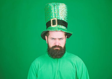 Kendinden emin ve ciddi. Sakallı adam Saint patricks günü kutluyor. Yeşil giymiş sakallı İrlandalı adam. Hippi cüce şapkası ve kostüm. Mutlu saint patricks günü