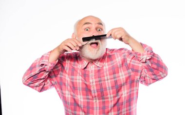 Kişisel stil. Tıraş aletleri. Tıraşsız yaşlı adamın bıyığı ve sakalı var. Kes ve saç fırçala. Berber dükkanı konsepti. Traş aksesuarları. Beyaz sakallı, olgun bir adam.