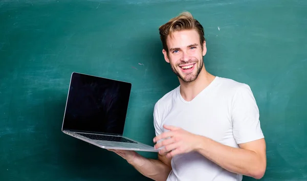 Présentation du produit. retour à l'école. école de commerce. éducation moderne en ligne. étudiant au cours d'e-learning. professeur d'université utilisent la technologie informatique. homme utiliser 4g internet pour étudier — Photo