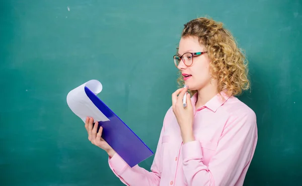 Verloren in sprookjes. Volgend schooljaar. Meisje bereid je voor op examens. Het opstel schrijft. Leraar met map. Meisjesleraar bij privéles. rapportageproject. terug naar school. drukke student in bril op schoolbord — Stockfoto