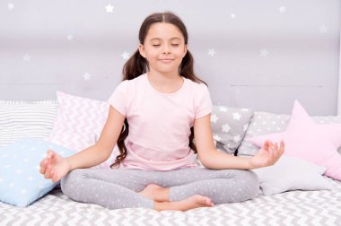 Rahatlayın ve uykuya geçişi kolaylaştırın. Uyku zamanı konsepti. Yatmadan önce dinlenmenin yolları. Uykuya dalmak için gevşeme egzersizleri. Pijamalı küçük kız yatmaya hazırlan. Çocuklar için sakinleştirici aktivite