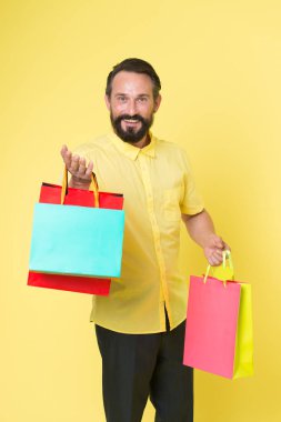 Özel fiyat. Sakallı adam alışveriş torbaları mevsimlik indirimde. Hipster satış fiyatını satın alıyor. Kara Cuma. Siber pazartesi indirimi. Güzel alışveriş. Harika bir online dükkan. Kolay alışveriş. Satış elemanı mal satıyor.