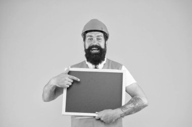 Erkek başlığında karatahta kopyalama alanı var. İşçi sakallı surat. Miğferli miğfer. Foreman İnşaat Konsepti. Su, hijyen ya da ısıtma sistemlerinin boru ve tesisatlarını kurup onarmak