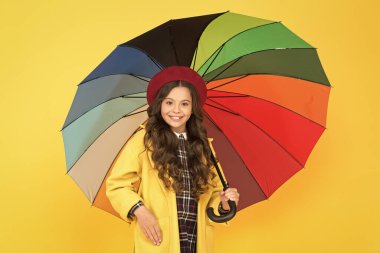 1 Eylül 'de ıslanmayacak. 1 Eylül 'de sonbahar tarzı şemsiye tutan tatlı bir kız öğrenci. Küçük çocuk 1 Eylül 'de okula geri dönüyor. Okulun ilk gününde küçük bir kız. 1 Eylül. Bilgi günü