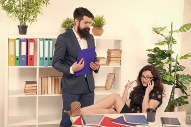 İletişim sorunu. Meşgul bayan. Telefon görüşmeleri. Mobil bağımlısı. Önemli bir konuşma. Telefonla onun dikkatini çekmek için yarışıyor. İş arkadaşı konuşmaya çalışırken kadın patron telefon görüşmesi yapıyor