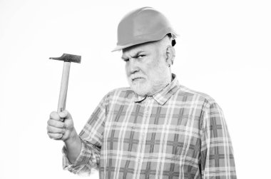 Onarım konsepti. Kıdemli foreman işçisi. Handyman ev tamiri. Deneyimli mühendis. Onarım veya yenileme. Ev geliştirme onarımı. Adam sakallı işçi kask tutun çekiç giymek. Onarım atölyesi