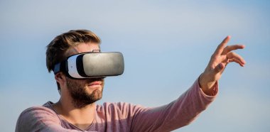 Farklı gerçeklik. erkek sanal gerçekliği. Erkek gerçekliği. Çok modern görünüyorsun. Maço adam kablosuz internet gözlüğü takıyor ve kendi işini kuruyor. Dijital gelecek ve yenilik. Seksi adam gökyüzü arkaplan gözlüğü