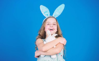 Oynak bebek Paskalya kutlamak. Bahar tatili. Mutlu çocukluk. Mutlu paskalyalar. Paskalya günü için hazır. Çocuklar için Paskalya aktivitelere. Tatil tavşan kız uzun tavşan kulaklı. Çocuk şirin bunny kostüm