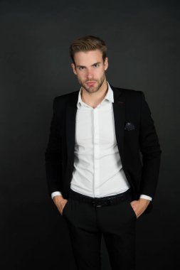 Profesyonel gibi para kazanmak. İş adamları. Ciddi motivasyona sahip bir girişimci. İş adamı resmi takımı. Yakışıklı bir CEO 'ymuş. Başarılı ve karizmatik bir avukat. Liderlik ve iş kavramı. İş koçu