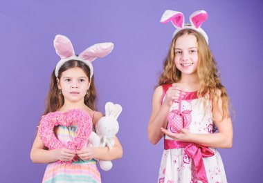 Theres söyleyen yok Paskalya tavşanı. Paskalya tavşanı saç bantları küçük çocuklarda. Paskalya tavşanı stil kalpler tutan şirin çocuk. Küçük çocuk bunny kulaklar giyiyor. Paskalya kutlayan çocuk