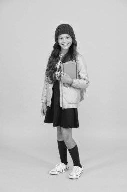 Gelecekteki ders kitapları modern eğitim. Öğrenme ortamında kullanışlı ders kitabı. Okul ders kitapları üretiyor. Müfredatta aktif rol. Ders kitapları olan liseli kız. Mevcut platformlar yenililiyor